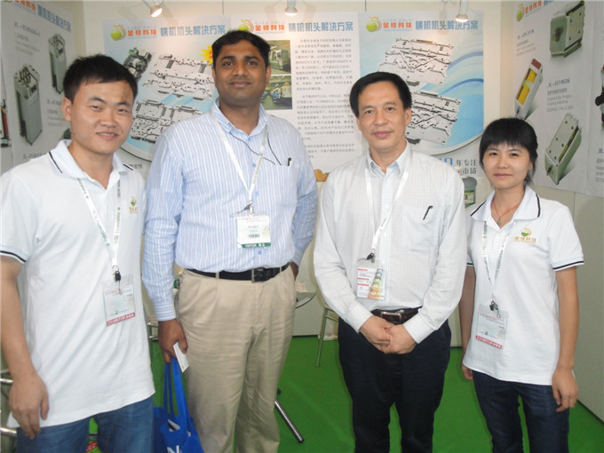 與客戶合影 與客戶合影