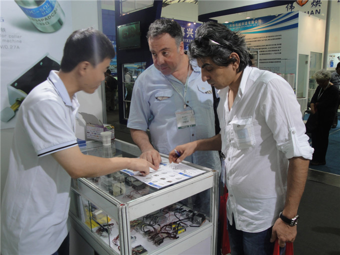 客戶前來咨詢了解產品 客戶前來咨詢了解產品